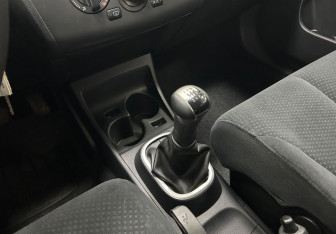 Подержанный автомобиль Nissan Tiida Hatchback 2010 года (16 фото)