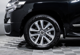 Подержанный автомобиль Toyota Land Cruiser Suv 2017 года (15 фото)