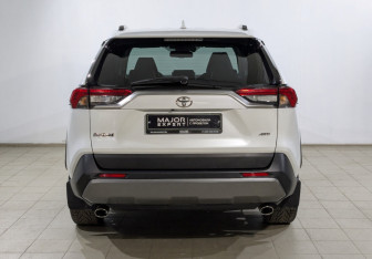 Подержанный автомобиль Toyota RAV4 2022 года (16 фото)