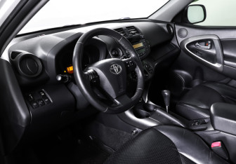 Подержанный автомобиль Toyota RAV4 2011 года (15 фото)
