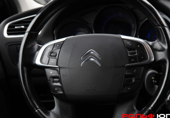 Подержанный автомобиль Citroen C4 Hatchback 2011 года (13 фото)