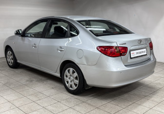 Подержанный автомобиль Hyundai Elantra Sedan 2008 года (7 фото)