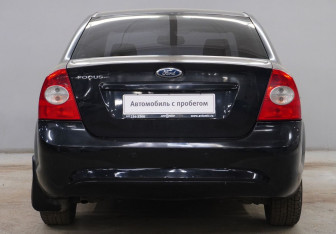 Подержанный автомобиль Ford Focus Sedan 2009 года (6 фото)