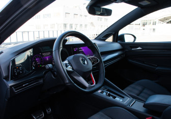 Подержанный автомобиль Volkswagen Golf GTI Hatchback 2021 года (9 фото)