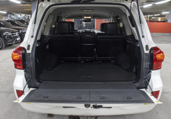 Подержанный автомобиль Toyota Land Cruiser Suv 2013 года (10 фото)