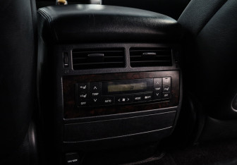 Подержанный автомобиль Toyota Land Cruiser Suv 2012 года (9 фото)