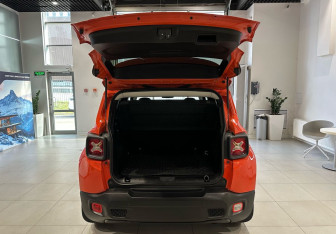 Подержанный автомобиль Jeep Renegade 2018 года (7 фото)
