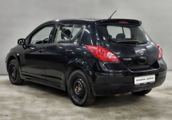 Подержанный автомобиль Nissan Tiida Hatchback 2012 года (7 фото)