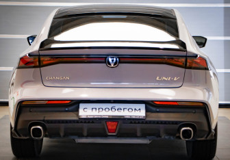 Подержанный автомобиль Changan UNI-V 2024 года (5 фото)