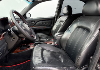 Подержанный автомобиль Hyundai Sonata 2005 года (10 фото)