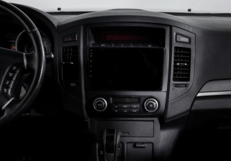 Подержанный автомобиль Mitsubishi Pajero 2012 года (13 фото)