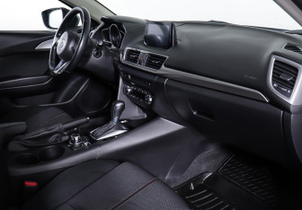 Подержанный автомобиль Mazda 3 Hatchback 2016 года (11 фото)