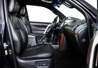 Подержанный автомобиль Toyota Land Cruiser Prado 2016 года (11 фото)