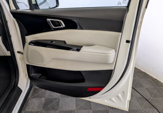 Подержанный автомобиль Kia Carnival 2021 года (24 фото)