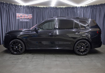 Подержанный автомобиль BMW X7 2023 года (8 фото)