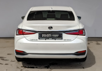 Подержанный автомобиль Lexus ES 2023 года (6 фото)