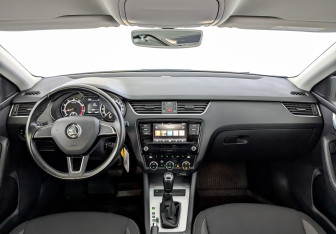 Подержанный автомобиль Skoda Octavia Liftback 2020 года (14 фото)