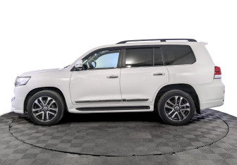 Подержанный автомобиль Toyota Land Cruiser Suv 2015 года (8 фото)