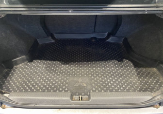 Подержанный автомобиль Mitsubishi Lancer Sedan 2006 года (13 фото)