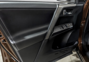 Подержанный автомобиль Toyota RAV4 2016 года (19 фото)