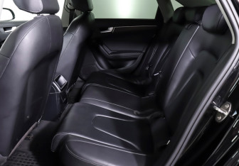 Подержанный автомобиль Audi A4 Sedan 2015 года (22 фото)