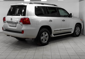 Подержанный автомобиль Toyota Land Cruiser Suv 2013 года (4 фото)