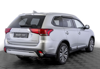 Подержанный автомобиль Mitsubishi Outlander 2019 года (5 фото)