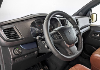 Подержанный автомобиль Peugeot Traveller 2018 года (16 фото)