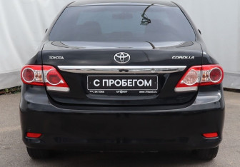 Подержанный автомобиль Toyota Corolla Sedan 2011 года (5 фото)