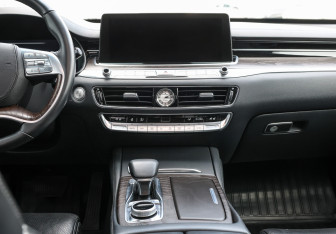 Подержанный автомобиль Kia K900 2019 года (16 фото)