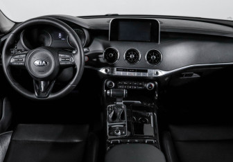 Подержанный автомобиль Kia Stinger 2018 года (12 фото)