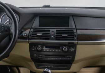 Подержанный автомобиль BMW X5 2010 года (14 фото)