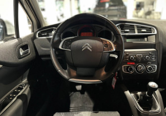 Подержанный автомобиль Citroen C4 Hatchback 2011 года (11 фото)