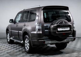 Подержанный автомобиль Mitsubishi Pajero 2011 года (7 фото)