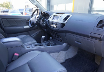 Подержанный автомобиль Toyota Hilux 2013 года (10 фото)