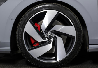 Подержанный автомобиль Volkswagen Golf GTI Hatchback 2021 года (26 фото)