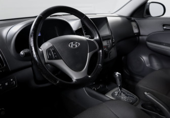 Подержанный автомобиль Hyundai i30 Hatchback 2010 года (14 фото)