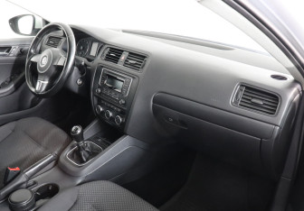 Подержанный автомобиль Volkswagen Jetta Sedan 2014 года (6 фото)