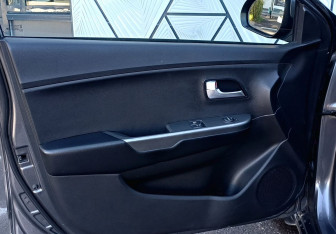 Подержанный автомобиль Kia Rio Hatchback 2016 года (16 фото)