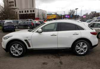 Подержанный автомобиль Infiniti QX70 2016 года (6 фото)