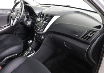 Подержанный автомобиль Hyundai Solaris Hatchback 2012 года (6 фото)