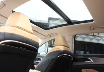 Подержанный автомобиль Hongqi H5 2024 года (19 фото)