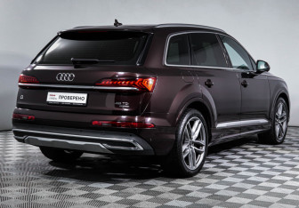 Подержанный автомобиль Audi Q7 2021 года (5 фото)