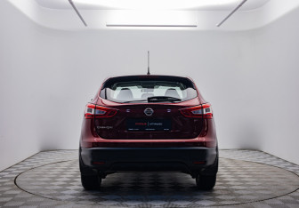 Подержанный автомобиль Nissan Qashqai 2015 года (6 фото)
