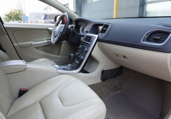 Подержанный автомобиль Volvo S60 2012 года (11 фото)