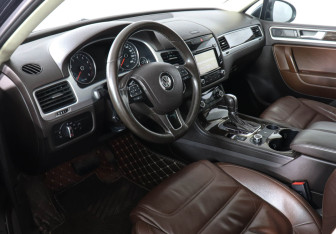 Подержанный автомобиль Volkswagen Touareg 2014 года (9 фото)