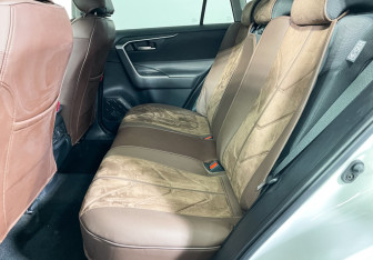 Подержанный автомобиль Toyota RAV4 2022 года (10 фото)