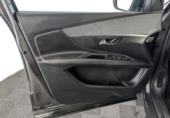 Подержанный автомобиль Peugeot 3008 2019 года (19 фото)