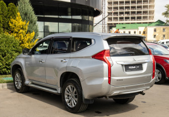 Подержанный автомобиль Mitsubishi Pajero Sport 2017 года (5 фото)