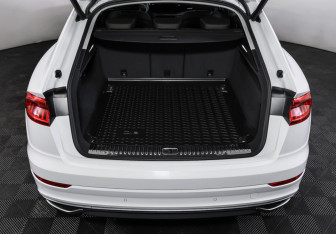 Подержанный автомобиль Audi Q8 2019 года (10 фото)